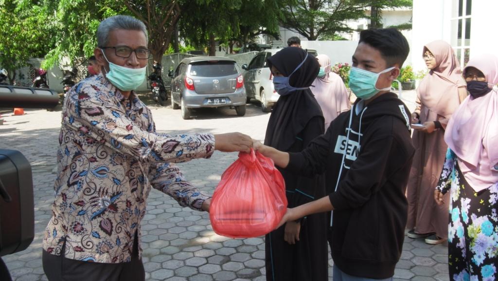Menjelang Ramadhan, SMAN 1 Banda Aceh Serahkan Paket Sembako